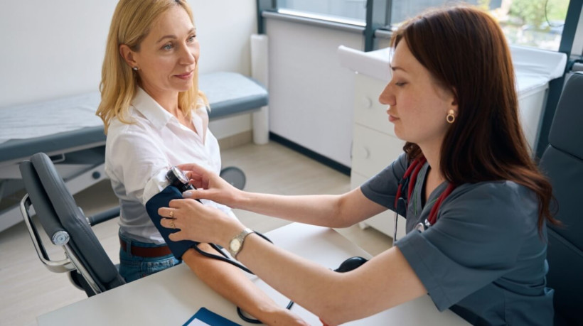 O cuidado contínuo com a saúde é o primeiro passo para prevenir doenças crônicas (Imagem: YAKOBCHUK VIACHESLAV | Shutterstock)