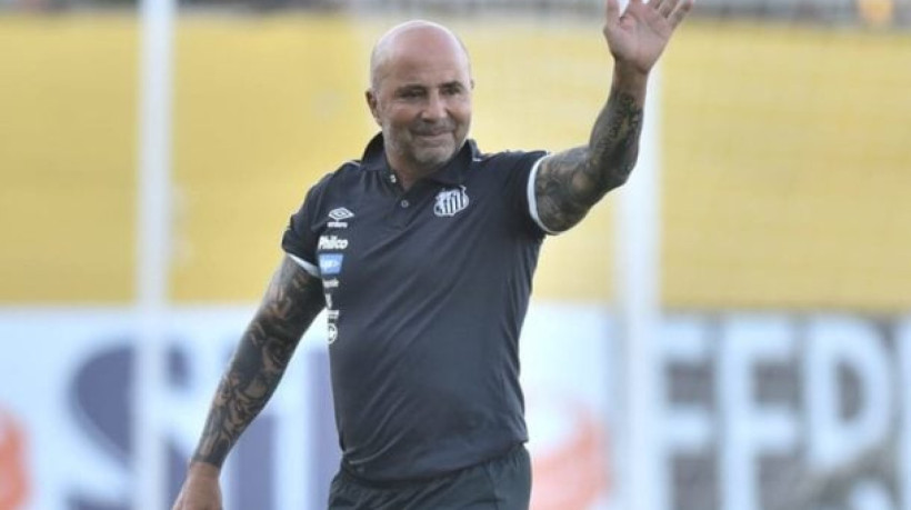 Atual treinador ainda vive com desconfiança interna e clube já teria procurado o argentino para uma eventual troca de comando