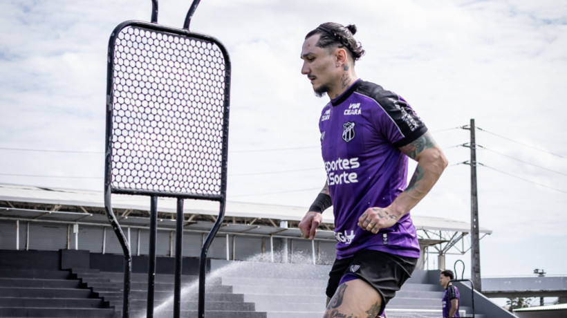 Vina, meia-atacante do Ceará, durante treino do time no CT de Porangabuçu