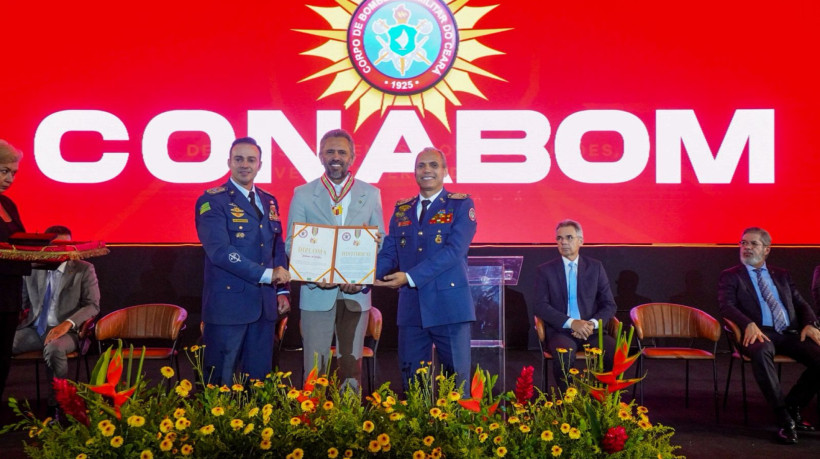 Governador Elmano de Freitas recebeu a Medalha do Mérito Nacional dos Corpos de Bombeiros Militares do Brasil durante a solenidade
