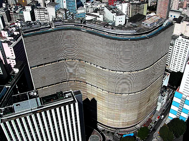 Edifício Copan (São Paulo, SP) - Relatos de ruídos estranhos, vultos e movimentos inesperados vêm alimentando a crença de que existem presenças 'sobrenaturais' espalhadas pelo prédio. Inaugurado em 1966, tem 1.160 apartamentos onde moram mais de 5 mil pessoas. 