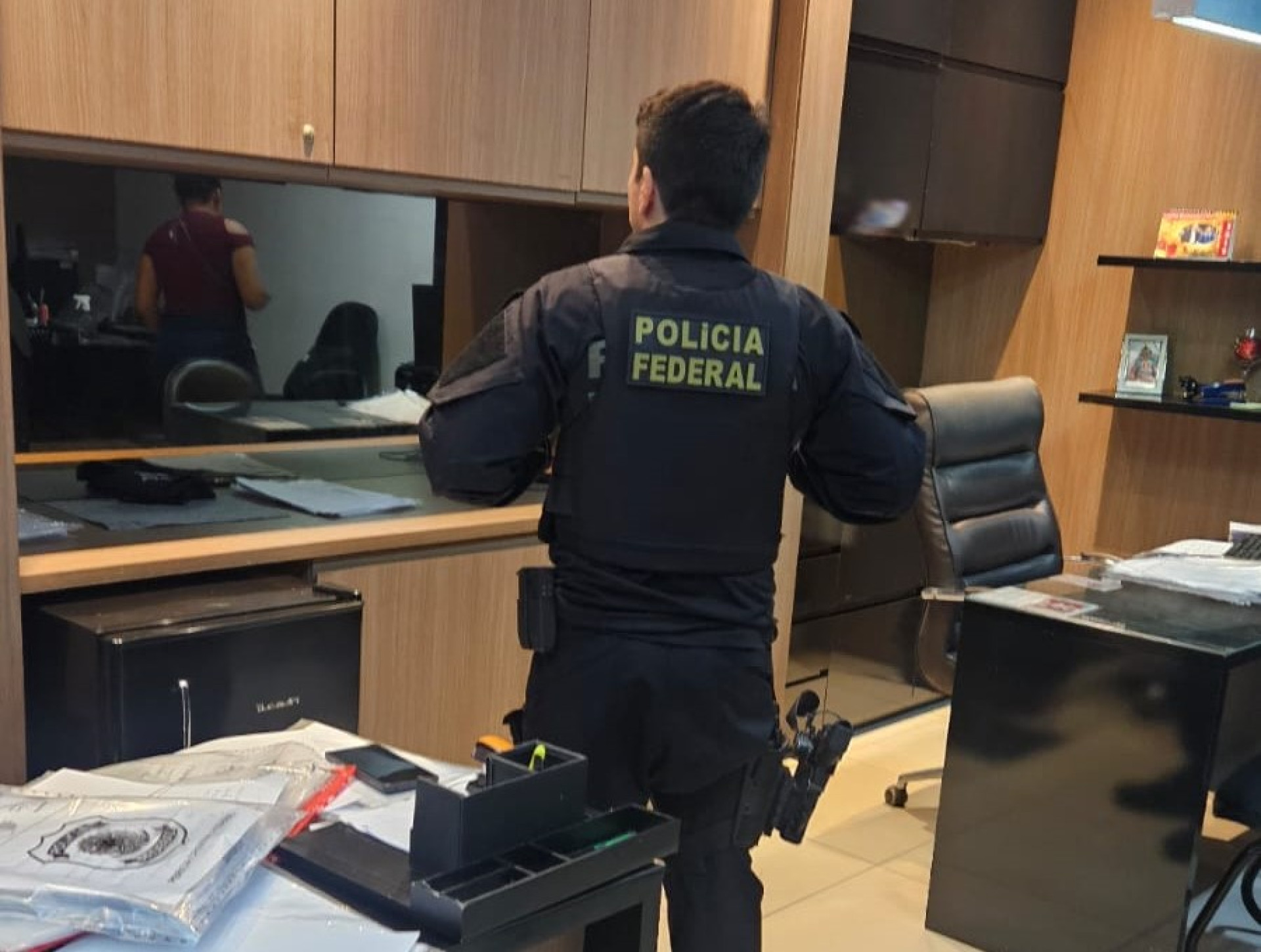 PF cumpre mandados de busca e aprensão durante operação que mira advogado suspeito de fraude em Fortaleza (Foto: Divulgação/PF)