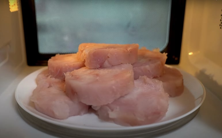 CORRETO: Descongelar na geladeira. Em vez de retirar do congelador e deixar na pia, o melhor é colocar a carne num recipiente nas prateleiras comuns do refrigerador. Se houver pressa, pode descongelar no micro-ondas.