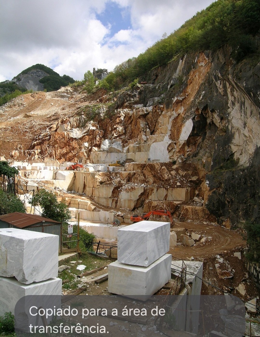 O mármore de Carrara é uma das pedras mais prestigiadas do mundo, extraído da região de Carrara, na Itália. Com tonalidade branca ou azulada e veios sutis, foi amplamente utilizado por artistas como Michelangelo e em construções icônicas. Sua qualidade e beleza fazem dele um material nobre na arquitetura e na escultura.

