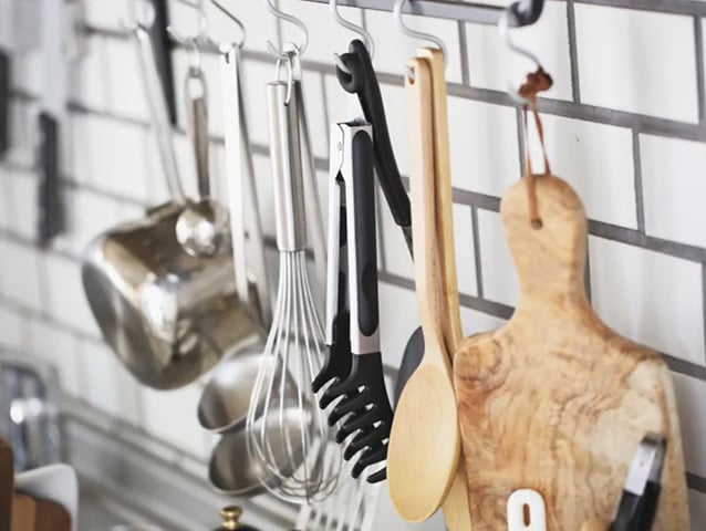 ERRO 1 - Usar os mesmos utensílios para ingredientes crus e cozidos. É comum que as pessoas tenham na cozinha uma peça que é utilizada tanto para a manipulação de alimentos crus como para produtos que já passaram pelo fogo. 