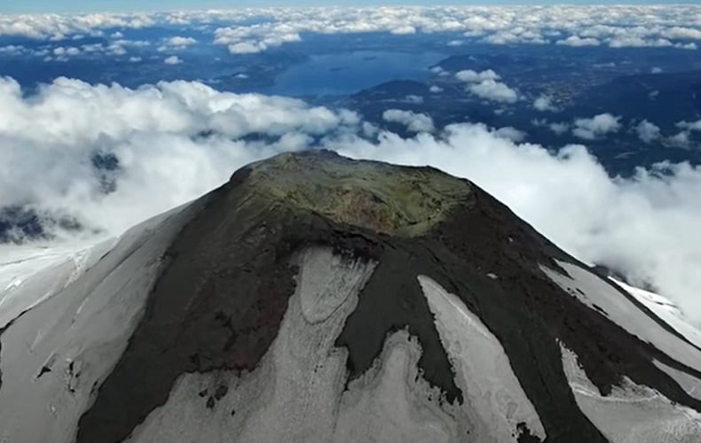 Nome do vulcão: Villarrica, no Chile - O vulcão Villarrica está situado na cordilheira dos Andes e é um dos poucos no mundo com um lago de lava ativo em seu interior. Uma curiosidade é que ele permanece coberto pela neve durante o ano todo. 