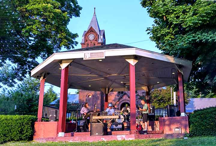 Frequentemente encontrado em jardins ou parques, é coberto e pode ter colunas ou suportes. Gazebos são utilizados para eventos, reuniões e como um local para apreciar a natureza.