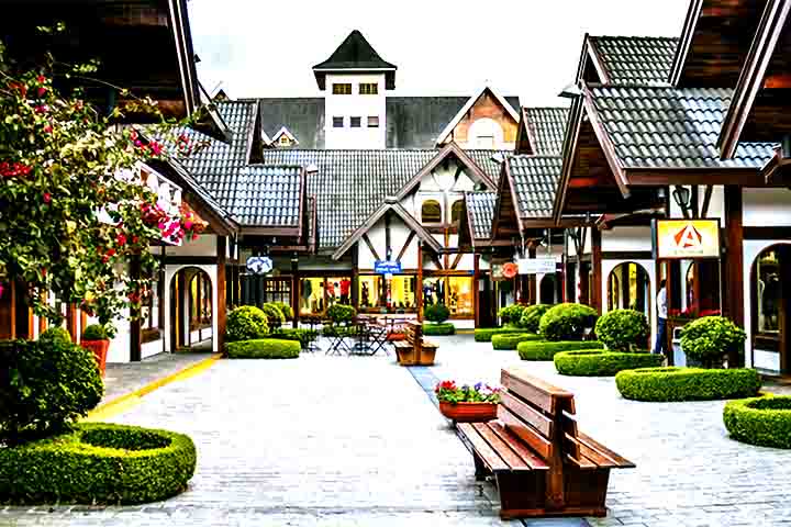 9º lugar: Campos do Jordão (SP) -  A Suíça Brasileira se consolidou como excelente destino turístico. Estância climática na Serra da Mantiqueira e município mais alto do Brasil (sede a 1.628 metros de altitude). Famosa pelo clima gelado, arquitetura europeia e turismo de inverno, recebe milhares de visitantes, especialmente no meio do ano, atraídos por atrações como o Festival de Inverno de Música Clássica, o Palácio Boa Vista, o Parque Amantikir, o Horto Florestal, e o charmoso bairro de Capi