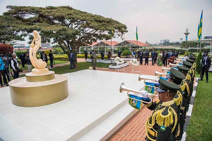 Durante séculos, a população negra jamaicana resistiu, seja por meio da luta armada dos marrons - como eram chamados os escravizados que escapavam e formavam comunidades independentes -, seja por meio da cultura e espiritualidade que preservaram suas raízes africanas.
