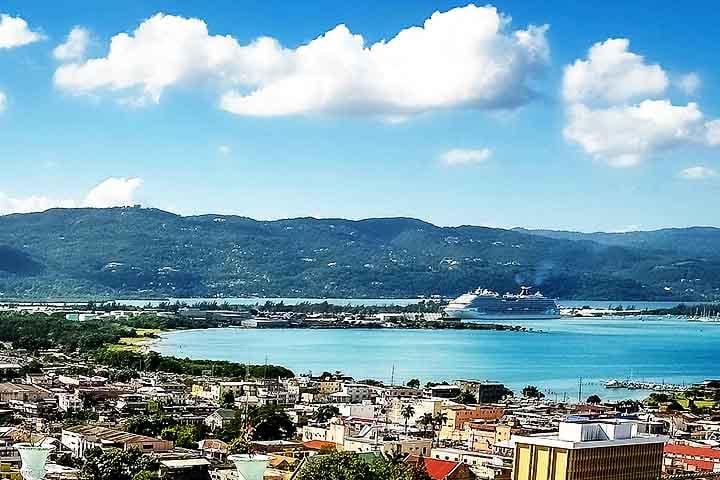 Ainda se destacam como pontos turísticos a cidade de Montego Bay, com resorts e vida noturna vibrante, e a capital Kingston, coração da cultura que sedia o Museu Bob Marley, instalado na antiga casa do ícone da música. 
