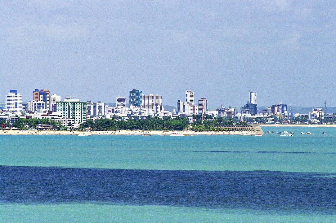 12º lugar: João Pessoa (PB) - Conhecida como Porta do Sol por sediar o ponto mais oriental das Américas. Harmoniza praias, natureza preservada, como a Mata do Buraquinho, e patrimônio histórico. No clima junino, abriga festas tradicionais que cultuam a tradição nordestina. O São João da cidade é marcado por apresentações de quadrilhas, trios de forró, feira de cordel e artesanato típico. 