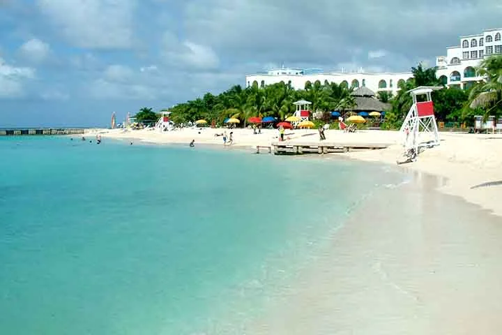 A Jamaica é também um dos destinos turísticos mais cobiçados do Caribe. Suas praias de águas cristalinas, cachoeiras, montanhas verdejantes e clima tropical convidam ao descanso e à aventura. 
