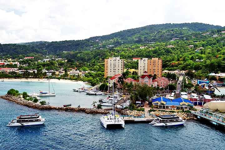 A língua oficial do país é o inglês, usada em documentos, educação, mídia formal e governo. Porém, a língua do cotidiano da maior parte da população é o Patois jamaicano, um dialeto crioulo baseado no inglês, mas com forte influência de línguas africanas
