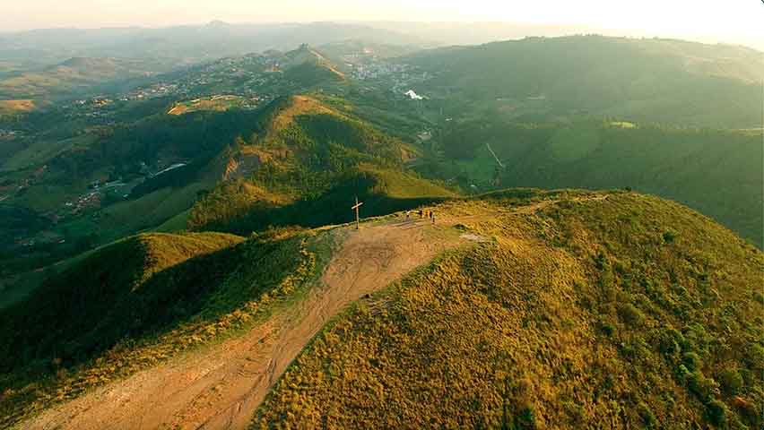 Essa lenda alimenta o imaginário local e dá ainda mais charme ao turismo da cidade, que se desenrola entre fontes, paisagens e histórias.