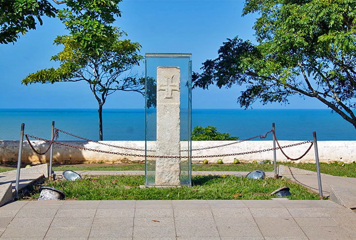 4º lugar: Porto Seguro (BA) - Um dos destinos mais emblemáticos do Brasil. Localizado na Costa do Descobrimento, onde os portugueses chegaram em 1500, combina história e festas culturais. Berço do Brasil, a cidade é considerada Monumento Nacional e abriga o Marco do Descobrimento e distritos famosos como Arraial d'Ajuda, Trancoso e Caraíva. Suas praias se estendem por 90km, com recifes de corais, coqueirais e preservação da Mata Atlântica, ideais para ecoturismo, esportes e lazer.