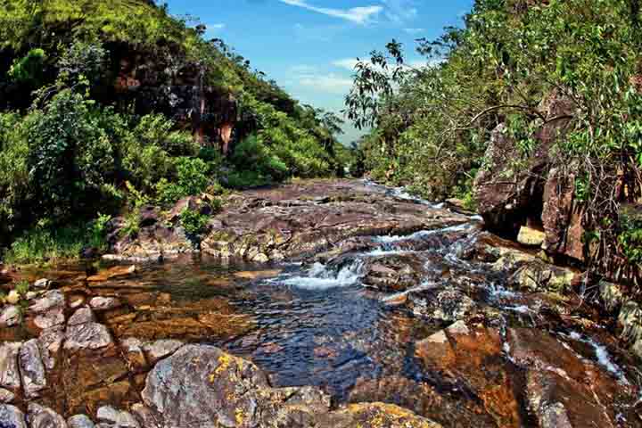 17º lugar: Caldas Novas (GO) - Famosa por suas águas termais, é conhecida como a maior estância hidrotermal do mundo. Destino turístico popular, com parques aquáticos, hotéis e natureza exuberante. Oferece opções de ecoturismo, como o Parque Estadual da Serra de Caldas, trilhas, cachoeiras e o lago da represa de Corumbá. 