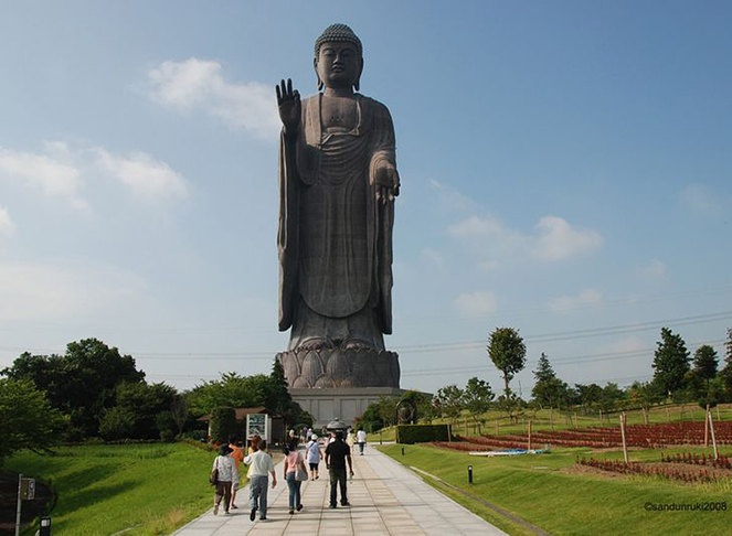 Ushiku Daibutsu (Japão) - 120m -  Fica em Ushiku, Ibaraki. Construída em 1993. Feita de aço coberta por bronze. Foi construída para comemorar o nascimento de Shinran, fundador do Jodo Shinshu ou Verdadeira Escola da Terra Pura, um dos ramos do Budismo