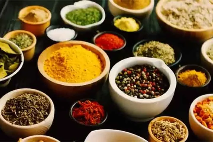 Entre os pratos típicos jamaicanos estão o jerk, com carne de franco, porco ou peixe marinada e cozida com pimentas fortes, e o Ackee e peixe salgado, feito com um fruto amarelo chamado ackee cozido com bacalhau salgado, cebola, tomate e especiarias. 
