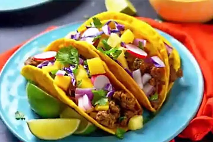 A culinária jamaicana é uma das mais ricas, marcantes e reconhecíveis do Caribe, representando uma fusão de influências africanas, britânicas, indígenas, espanholas, chinesas e indianas. 
