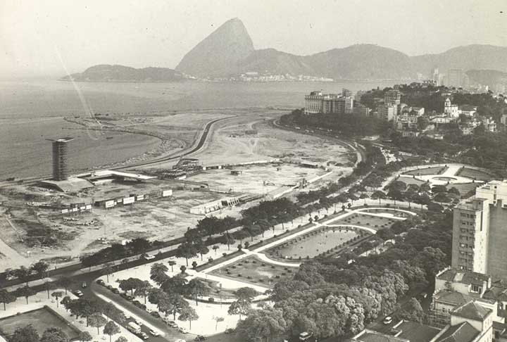 O termo brasil vem do latim brasa, que se refere à cor vermelha do coração da árvore. Quando os portugueses chegaram à região no início do século XVI, a abundância dessa madeira vermelha levou ao nome do país, que acabou se tornando o nome oficial.