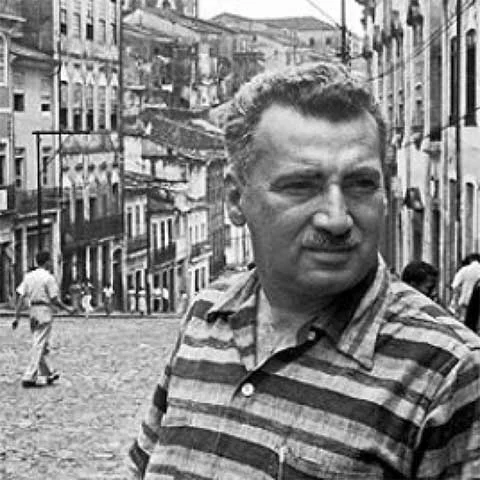 Além disso, o autor frequentava festas populares e terreiros de candomblé, onde a música é expressão viva da cultura. Ele valorizava o papel da musicalidade afro-brasileira como força narrativa, identitária e política - um traço marcante tanto em seus romances quanto na música baiana que floresceu nas décadas seguintes.
