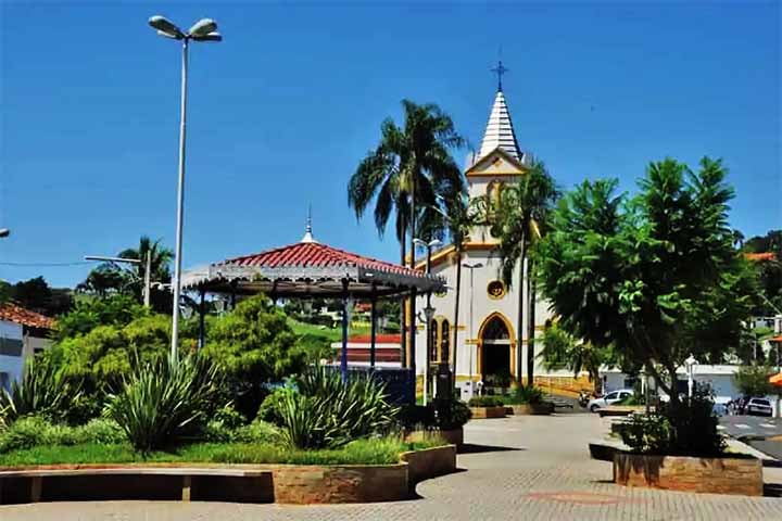 Um pouco além está a Praça da Matriz, um espaço arborizado, com bancos, coreto e vista privilegiada. É onde os moradores se encontram nos fins de tarde, e onde ocorrem as festas religiosas mais tradicionais.