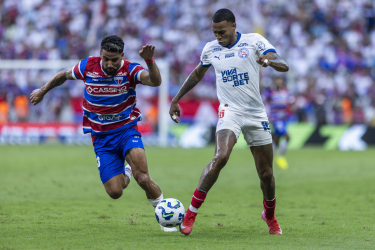 Brítez e Jean Lucas disputam lance no jogo Fortaleza x Bahia, no Castelão, pelo Campeonato Brasileiro Série A 2025