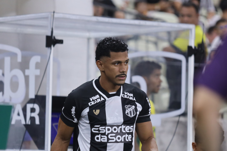 Volante Fernando Sobral no jogo Ceará x Mirassol, no Castelão, pelo Campeonato Brasileiro Série A 2025