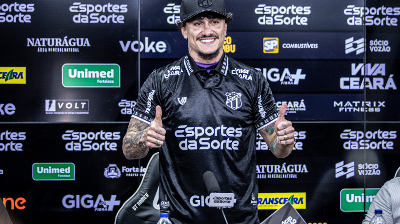 Meia-atacante Vina em apresentação oficial no Ceará