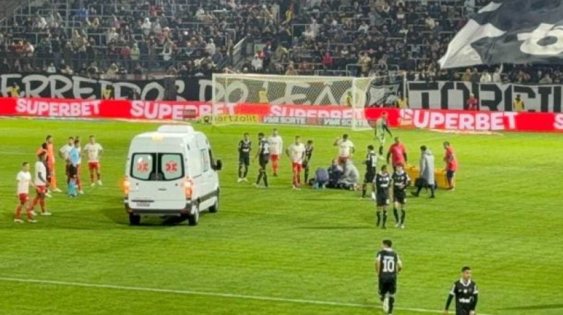 Capitão do Glorioso caiu desacordado após lance com Laquintana e precisou ser levado de ambulância para o hospital da região