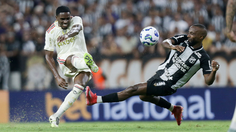 Evertton Araújo e Dieguinho disputam lance no jogo Ceará x Flamengo, no Castelão, pelo Campeonato Brasileiro Série A 2025