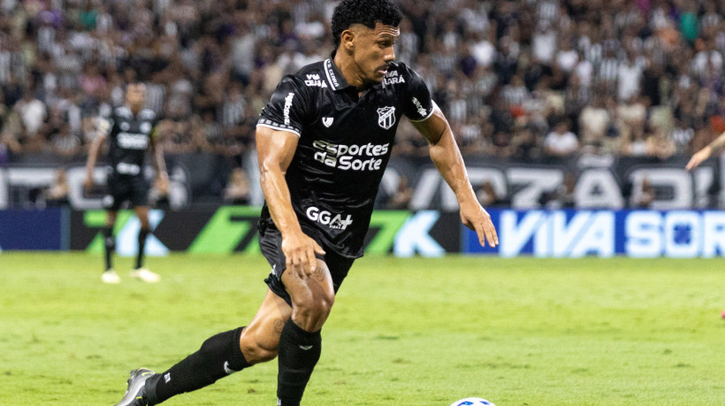 Volante Fernando Sobral em jogo pelo Campeonato Brasileiro Série A 2025