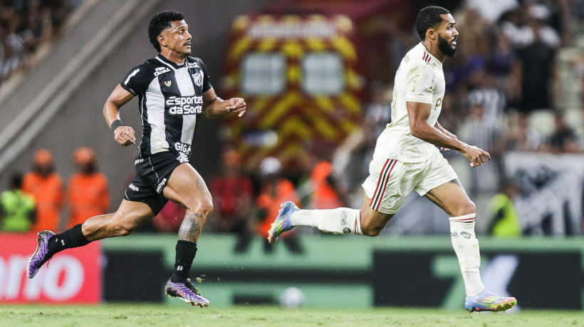 Fernando Sobral e Juninho disputam lance no jogo Ceará x Flamengo, no Castelão, pelo Campeonato Brasileiro Série A 2025