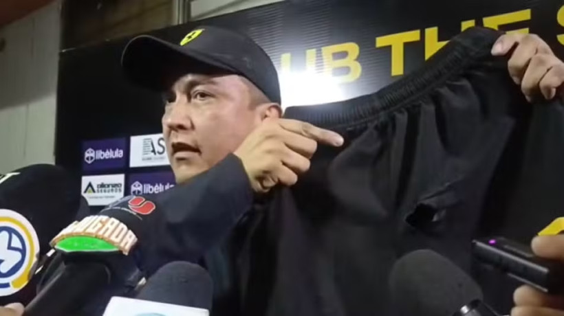 Presidente do The Strongest mostra uniforme danificado por rojão