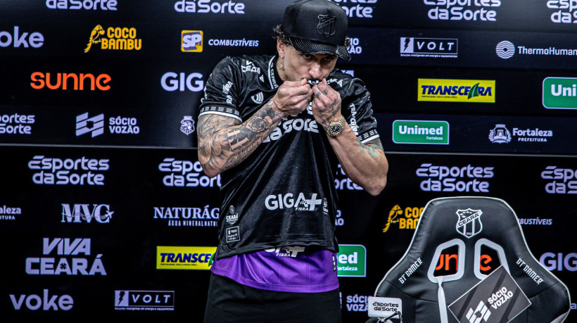 Vina beija escudo do Ceará em apresentação oficial