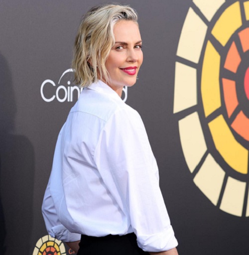 Charlize Theron nasceu em 7 de agosto de 1975, em Benoni, na África do Sul, e é considerada uma das mais belas e versáteis atrizes da atualidade.