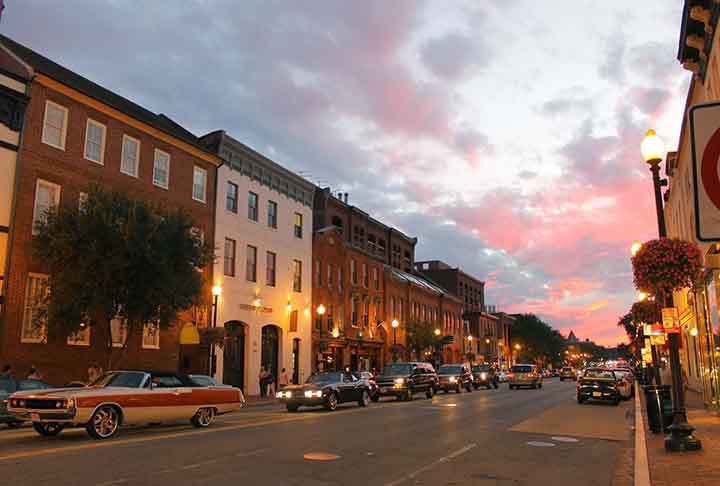 Esse nome reflete a abundância de rios e corpos d'água encontrados no país. Quando os europeus chegaram à região no século XVII, o nome foi adotado para se referir à vasta área rica em recursos hídricos e naturais.
