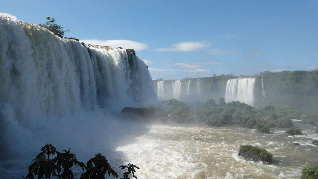 10º lugar: Foz do Iguaçu (PR) - Mundialmente encantadora em razão de sua marca registrada: as Cataratas, uma das novas 7 Maravilhas da Natureza. Dispõe de lazer variado, com mistura de trilha pela mata e passeio de bote, rafting e cachoeirismo para verificar de perto o poder das quedas no Parque Nacional do Iguaçu. Também abriga a imponente Usina de Itaipu. Faz fronteira com Argentina e Paraguai.

