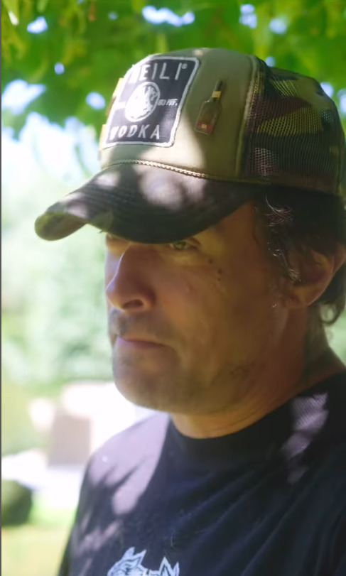 Para retornar ao papel de Duncan Idaho, o ator raspou completamente a barba, algo que não fazia há cinco anos. “Só por você, Denis”, disse ele ao diretor Denis Villeneuve. Ao ver o resultado, brincou: “Meu Deus, eu odiei!”. 