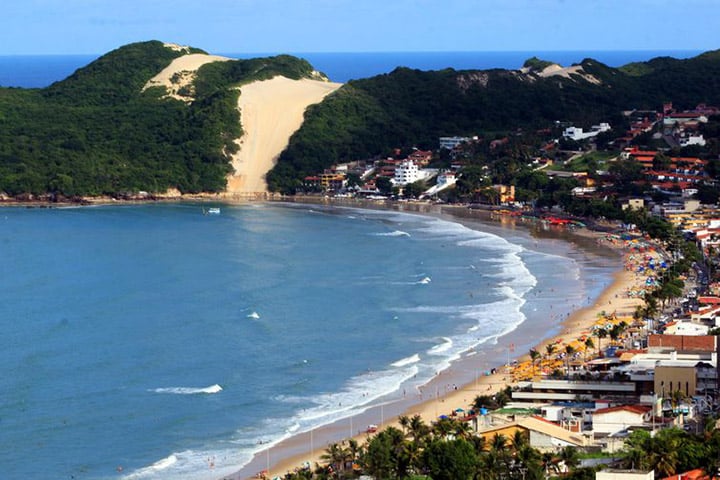 6º lugar: Natal (RN) - Conhecida por suas paisagens naturais, como dunas, falésias e praias paradisíacas, além do famoso Morro do Careca e o Forte dos Reis Magos. Destaca-se nos setores de serviços, turismo e indústria. A capital potiguar também sedia a Barreira do Inferno, primeira base de lançamento de foguetes da América do Sul, o que lhe rendeu o apelido de Capital Espacial do Brasil.