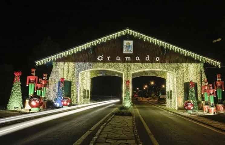 1º lugar: Gramado (RS) - Charmosa cidade da Serra Gaúcha que dá o tom do clima europeu em combinação com ruas floridas e uma arquitetura típica e influente das culturas alemã e italiana. Não à toa, foi enriquecida ao longo dos anos por imigrantes europeus. Um dos destinos turísticos mais visitados do Brasil, em especial durante o inverno, quando a possibilidade de neve se torna real. A primeira colocada do ranking encanta com atrações como o Lago Negro, o Mini Mundo, a Rua Coberta, o Natal Luz e