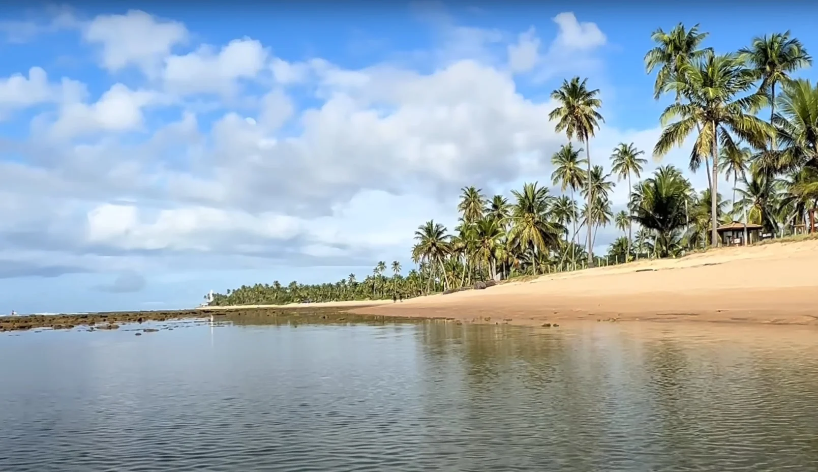 20º lugar: Praia do Forte (BA) - Parada obrigatória para quem está em Salvador. Charmosa vila litorânea com praias paradisíacas, piscinas naturais, coqueirais a se perder de vista e com atrações imperdíveis, entre elas o famoso Projeto Tamar e a temporada de baleias jubartes. Destino turístico que combina natureza, cultura e boa gastronomia.