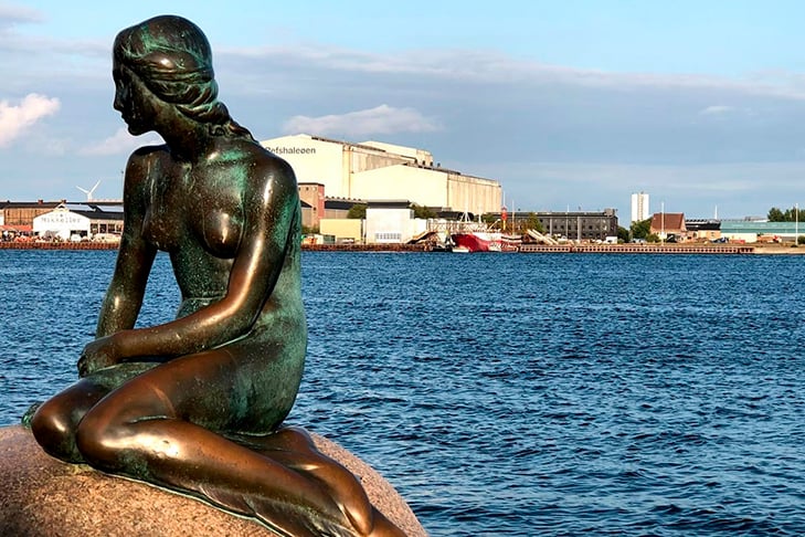 Por todo o mundo, estátuas de vários tamanhos têm importância cultural, histórica e turística. São os casos da Pequena Sereia (Copenhague), Cristo Redentor (Rio de Janeiro) e Estátua da Liberdade (Nova York), entre outras. 