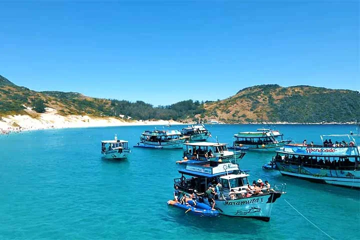Afinal, localizada em uma área protegida pela Marinha do Brasil, ela é considerada uma das praias mais limpas e preservadas não só do estado, mas de todo o país. O acesso controlado e o tempo limitado de visita ajudam a conservar seu visual intocado.