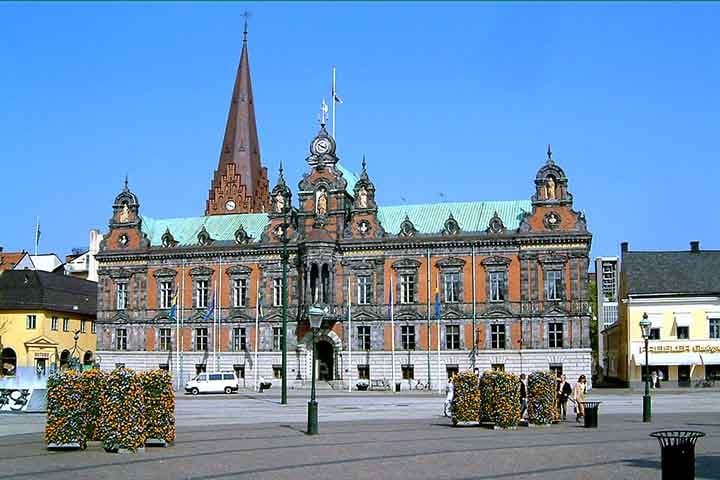 Em bairros como Möllevången e Bo01, jovens profissionais e criativos convivem com tradições, resultando em um cenário urbano inclusivo e inovador.
