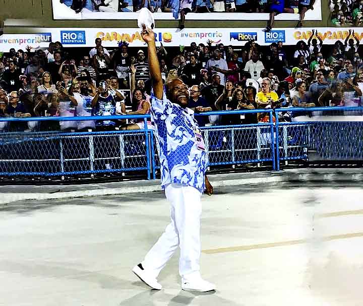 Martinho da Vila também é uma das personalidades mais ilustres do Carnaval carioca. Especialmente por sua ligação com a escola de samba Unidos de Vila Isabel, da qual é presidente de honra. O apelido “da Vila” surgiu justamente por sua relação com a agremiação.
