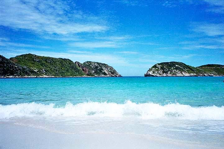 Com opções para quem busca aventura, contemplação ou simplesmente relaxar à beira-mar, o lugar é ideal para recarregar as energias. Cada experiência em Arraial deixa a sensação de que a natureza caprichou especialmente ali.
