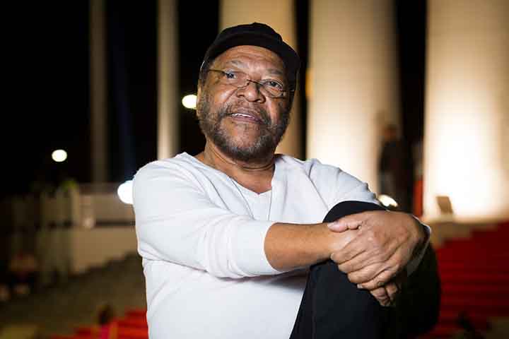 Um dos maiores nomes da música brasileira, Martinho da Vila, hoje aos 87 anos, segue com sua voz carregada de autenticidade. Relembre, a seguir, a trajetória desse importante artista. 
