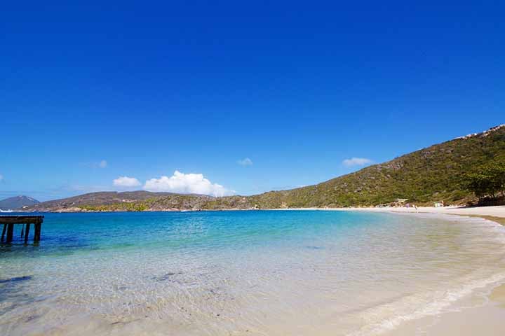 A Praia do Forno é uma das mais famosas de Arraial do Cabo, acessível por trilha ou barco. Com cerca de 500 metros, tem águas coloridas, tranquilas e ideais para mergulho com snorkel, onde é possível ver tartarugas e até uma fazenda de ostras.