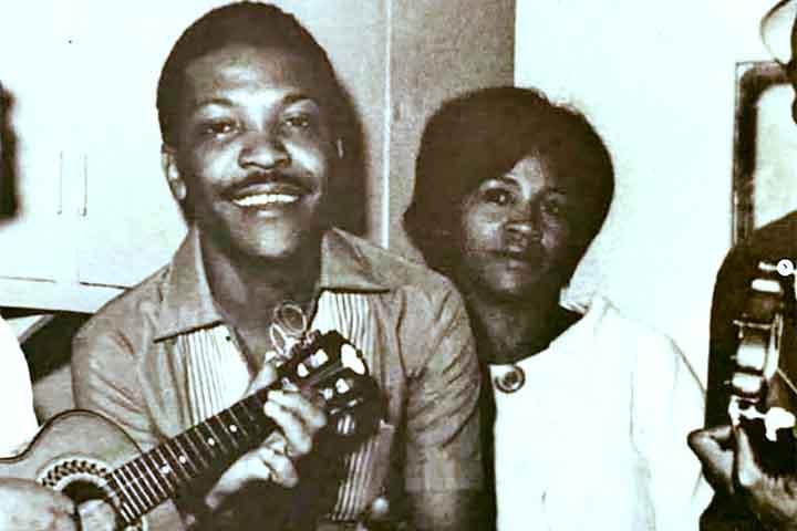 Porém, sua incursão na música aconteceu ainda na década anterior, durante a chamada “era dos festivais”. No Festival da Música Popular Brasileira de 1967 da Record, vencido por Edu Lobo com “Ponteio”, concorreu com a canção “Menina Moça”, interpretada por Jamelão, cantor que se tornaria um emblema da Mangueira.
